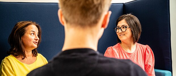 Kollegialer Austausch während eines fachlichen Gespräches zu steuerlichen Themen in der Steuerkanzlei Scheftschik und Partner in Weingarten