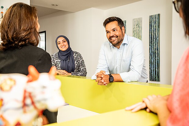 Matthias Scheftschik mit Mitarbeiterinnen im Gespräch über Steuern und Finanzen in der Steuerkanzlei Scheftschik und Partner in Weingarten