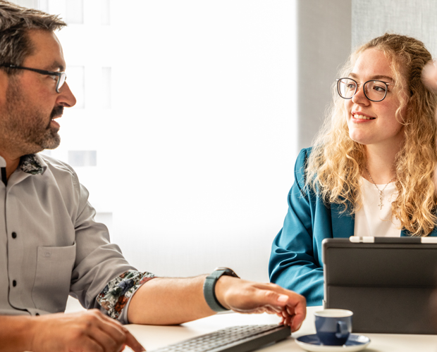 Unsere Studentin des RSW-Steuern und Prüfungswesen Bachelor of Sience im Gespräch mit dem Geschäftsführer Jürgen Scheftschik der Steuerkanzlei Scheftschik und Partner in Weingarten bei Ravensburg